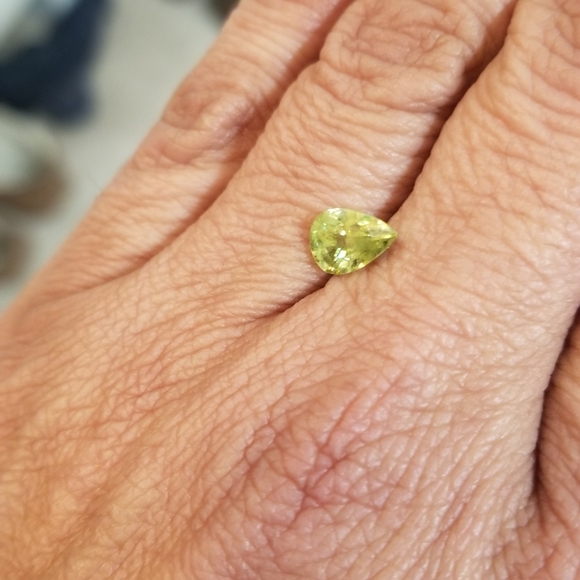 Natural Sphene green tear pear gem - Picture 14 of 17